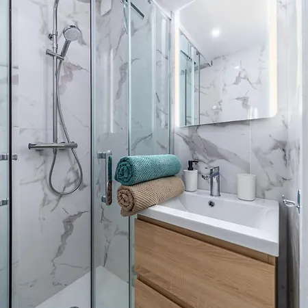 Cozy Studio, 1 Minute From Line 14 Metro Station شقة